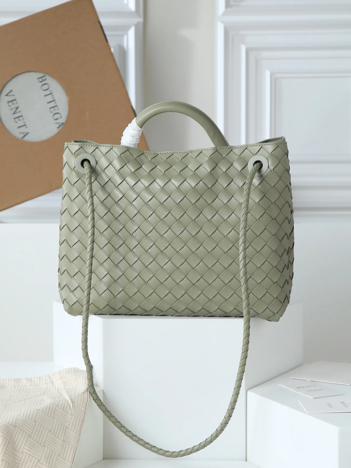 1550. Andiamo is shipping‼ ️Really popular🔥The new Andiamo woven handbag launched by Bottega Veneta this season is really popular all over the world! ! Celebrities at home and abroad have worn it, and Oscar-winning actress Michelle Yeoh has taken it out on the street. Song Jia, Trai Yala, Yu Feihong, Sanji Ayaka, Rosie Hunting-Whiteley, Yoshioka Riho, etc. have all worn this bag. It is classic and versatile and shows off your temperament, and the bag capacity is also large, which is very convenient for daily commuting! ! A variety of carrying methods, the shoulder straps can be adjusted by yourself, the original lambskin feels soft and delicate, and the unisex style breaks gender boundaries and brings a more practical and longer-lasting use experience. Andiamo, which has both elegant and casual styles, perfectly interprets the true appearance of "fashionable old money style". Style number: 766016 Size: 32*24*12